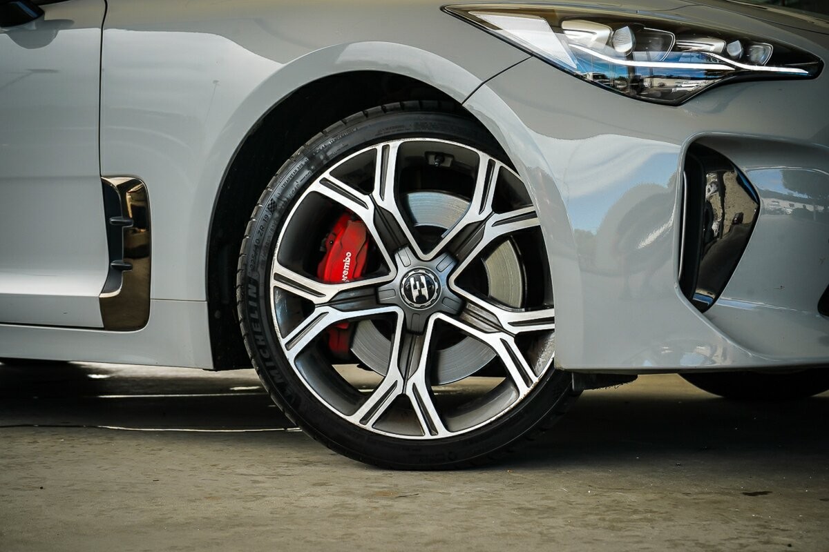 Kia Stinger image 2
