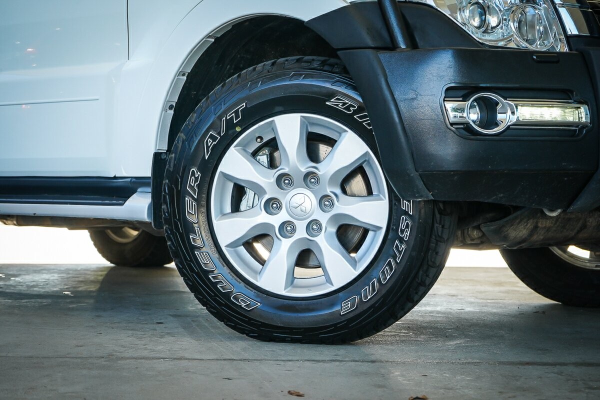 Mitsubishi Pajero image 2