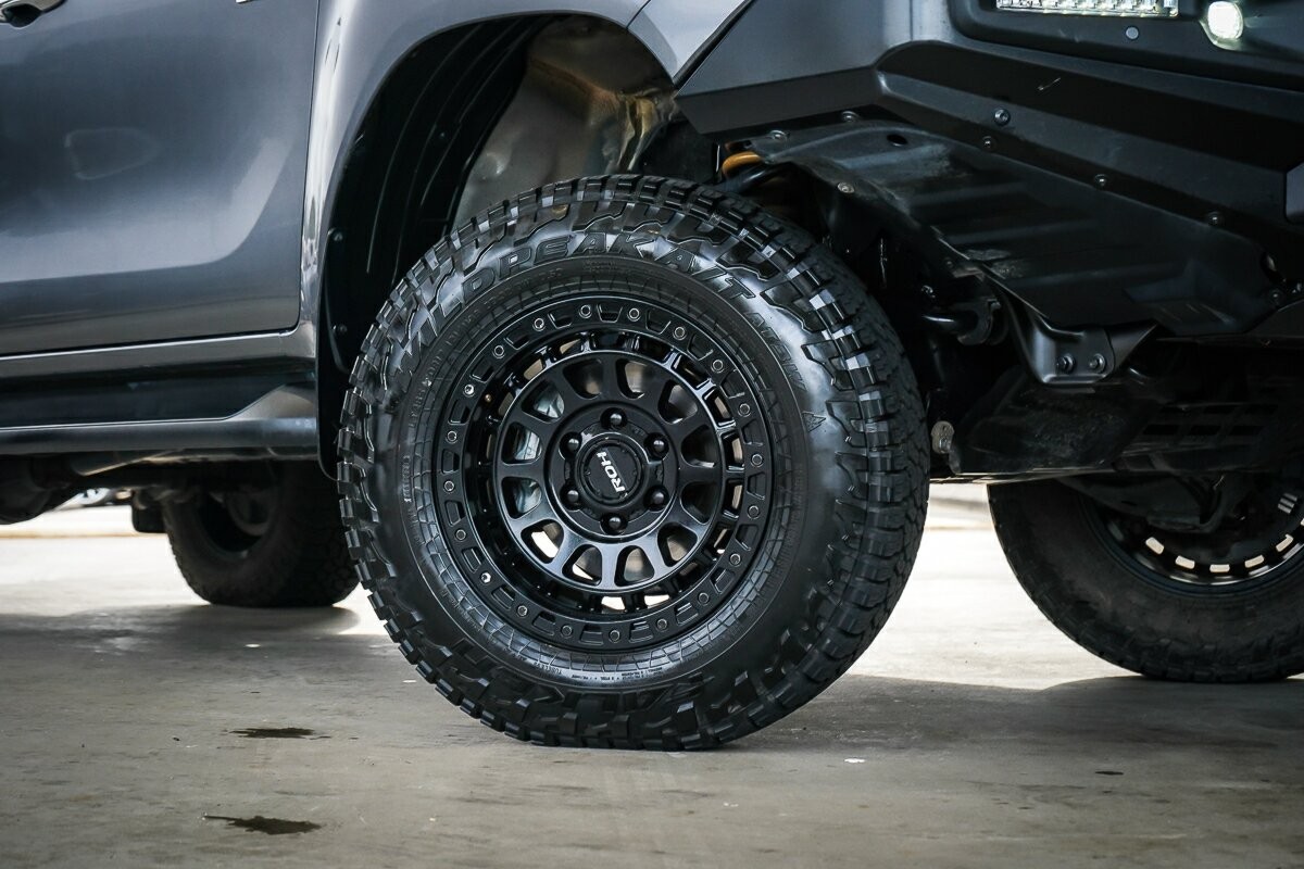 Toyota Hilux image 2