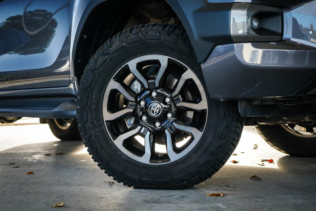 Toyota Hilux image 2