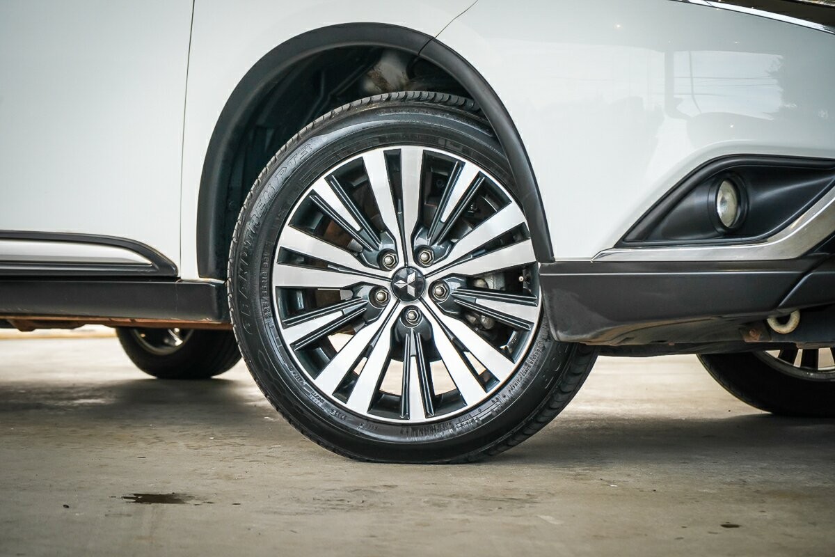 Mitsubishi Outlander image 2