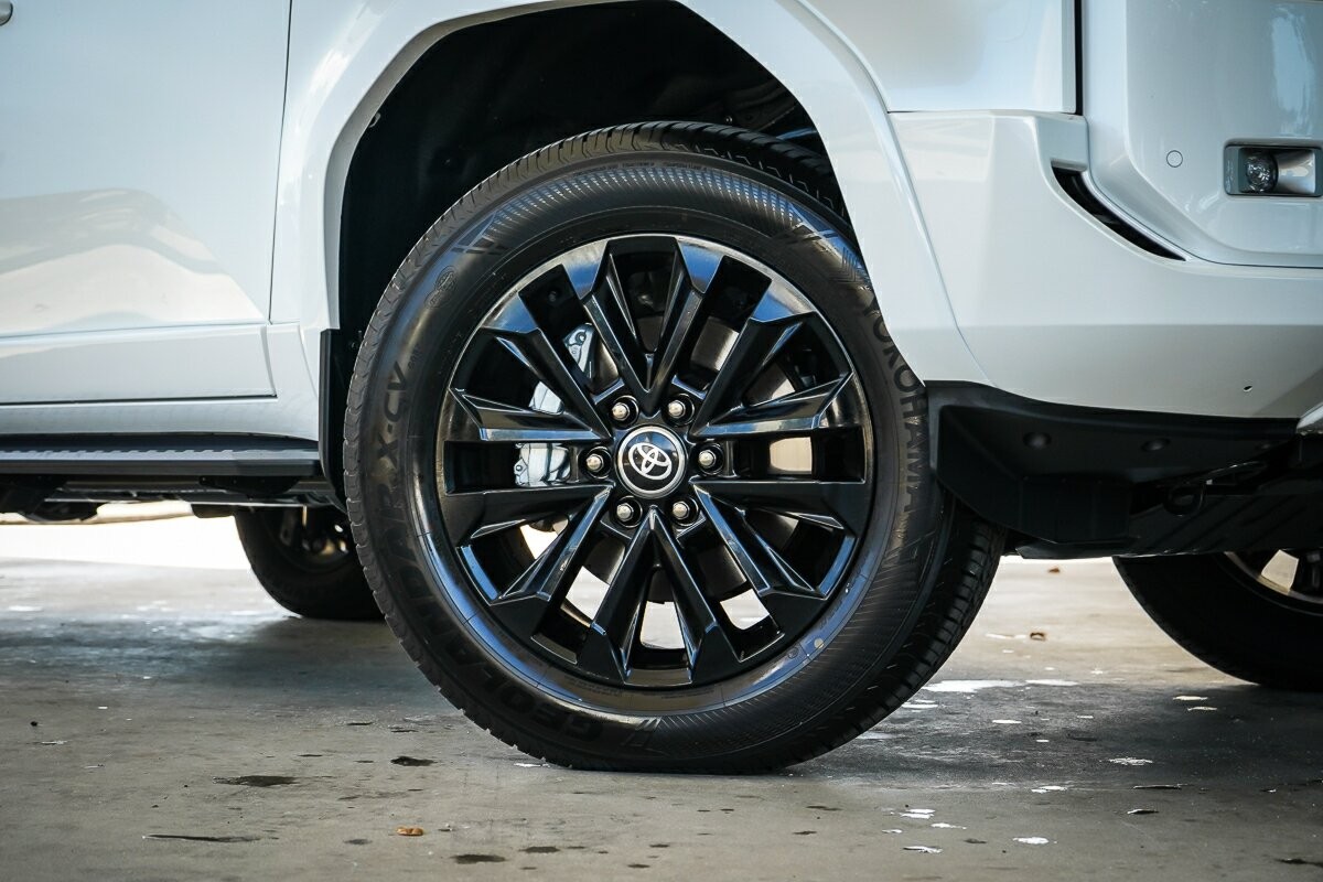 Toyota Landcruiser Prado image 2