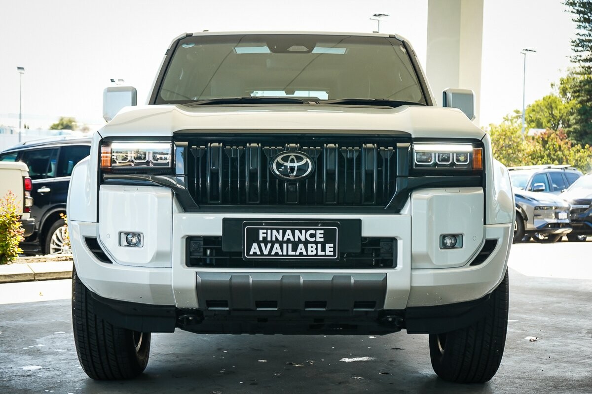 Toyota Landcruiser Prado image 3