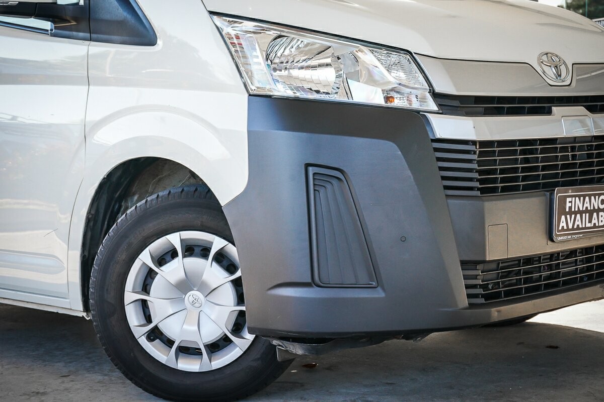 Toyota Hiace image 2