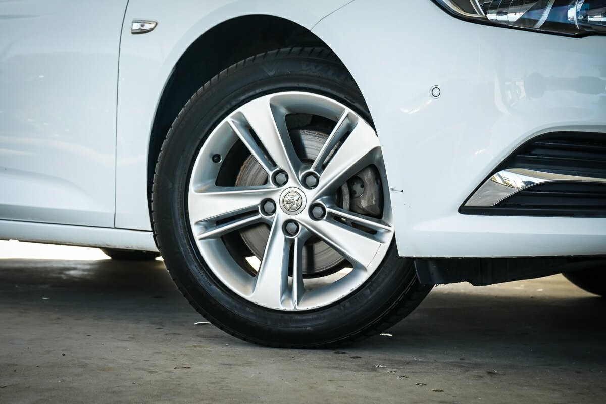 Holden Commodore image 2