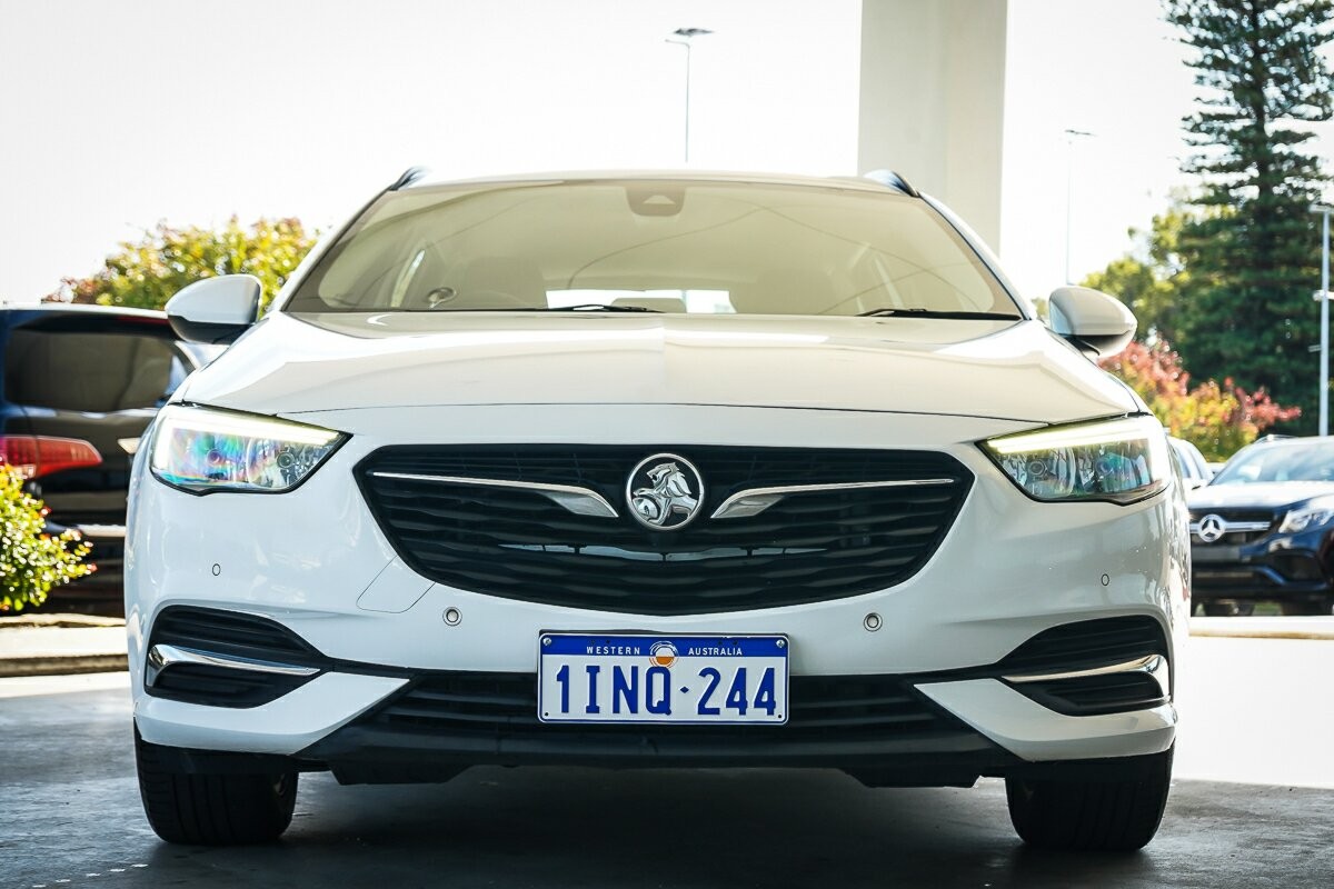 Holden Commodore image 3