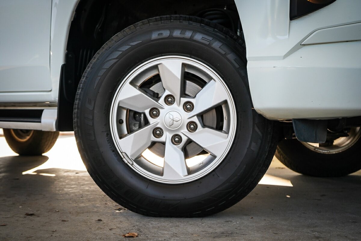 Mitsubishi Triton image 2