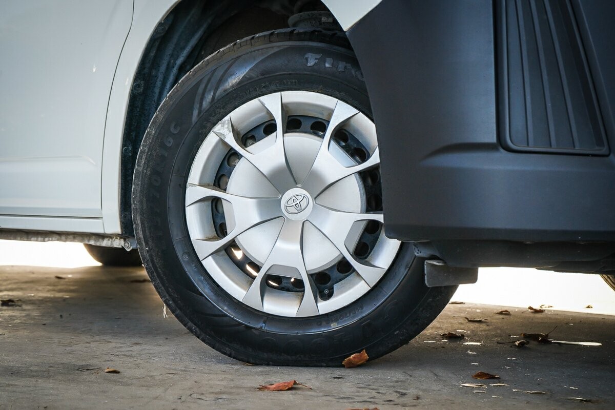 Toyota Hiace image 2