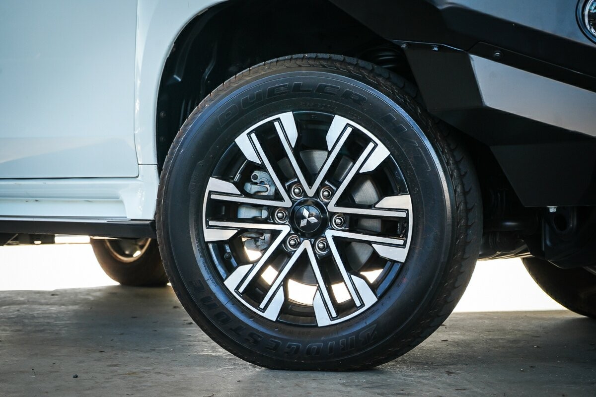 Mitsubishi Pajero Sport image 2