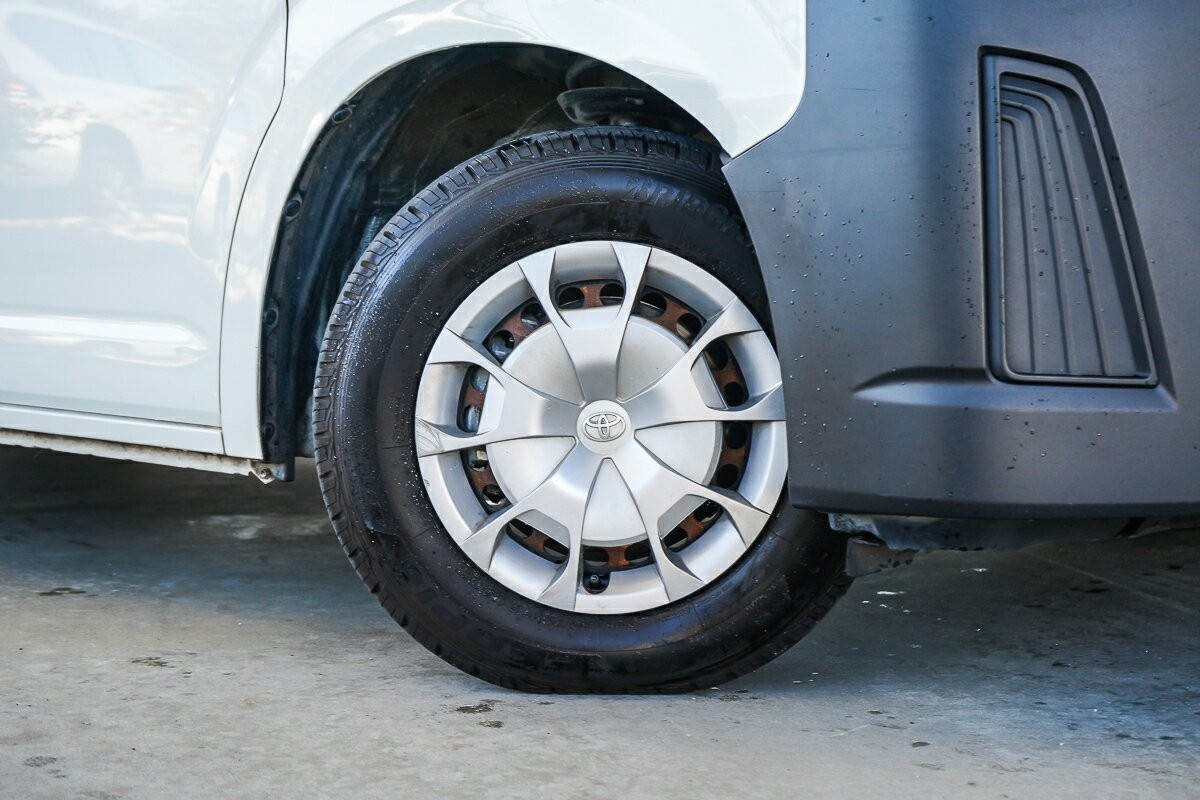 Toyota Hiace image 2