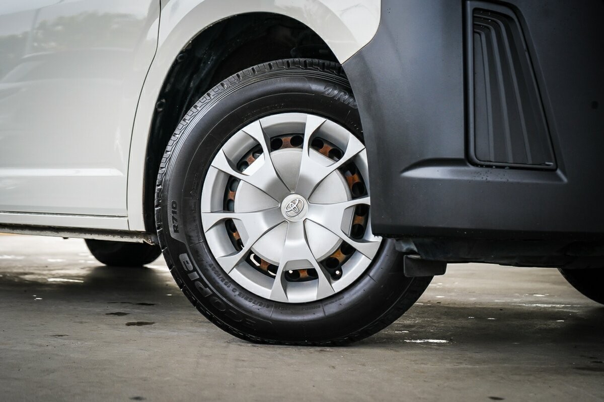 Toyota Hiace image 2
