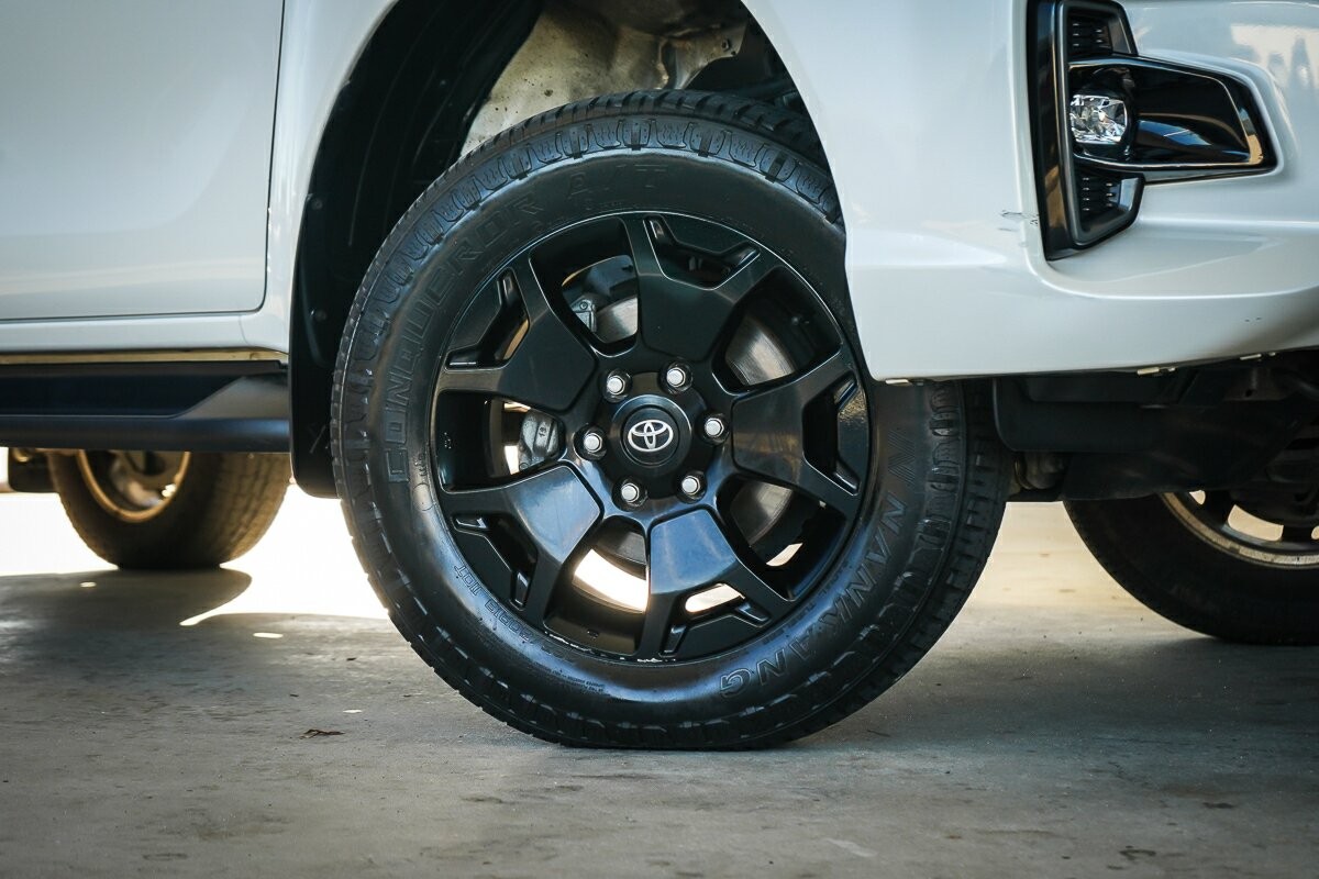 Toyota Hilux image 2