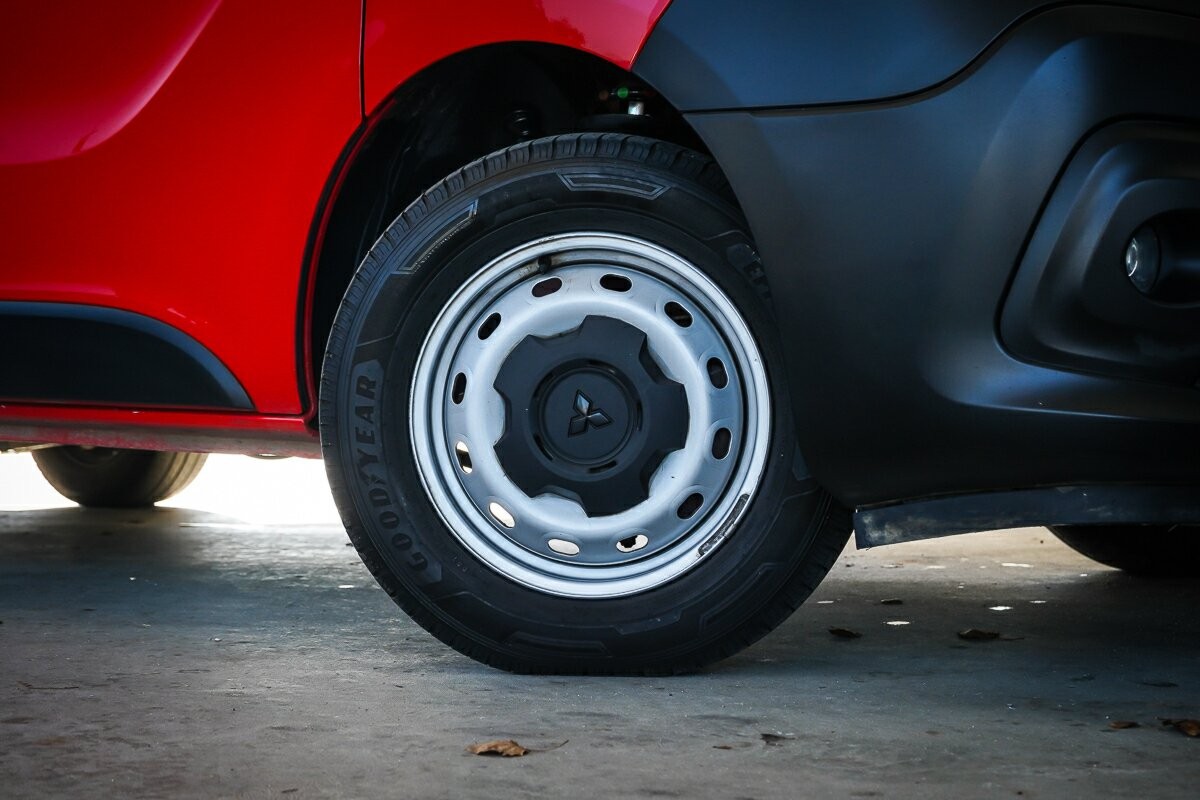 Mitsubishi Express image 2