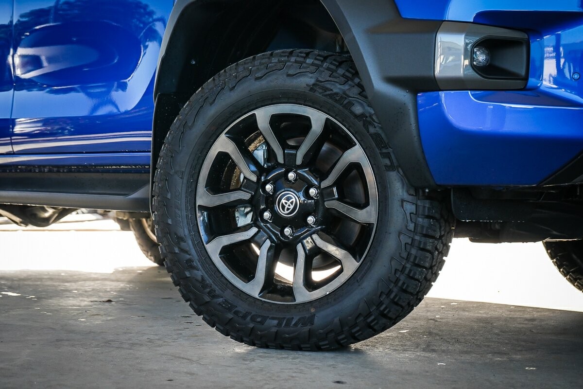 Toyota Hilux image 2