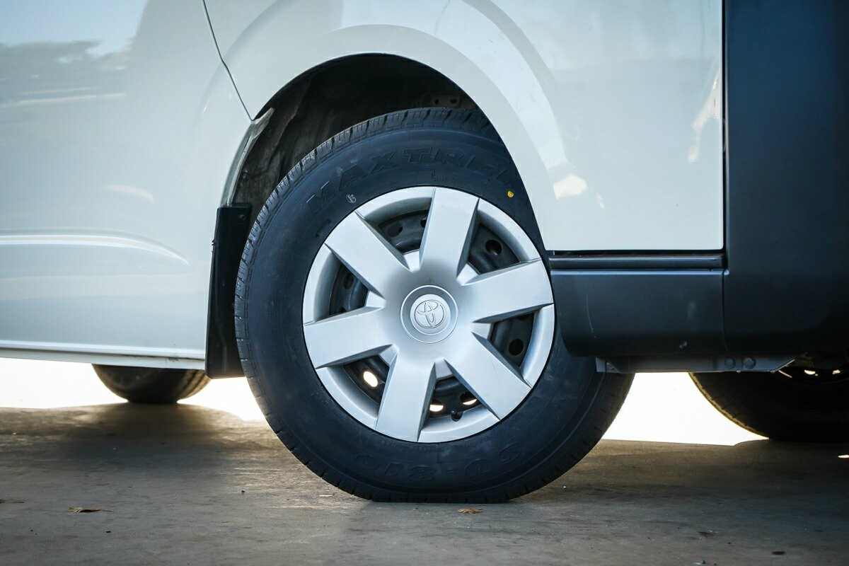 Toyota Hiace image 2