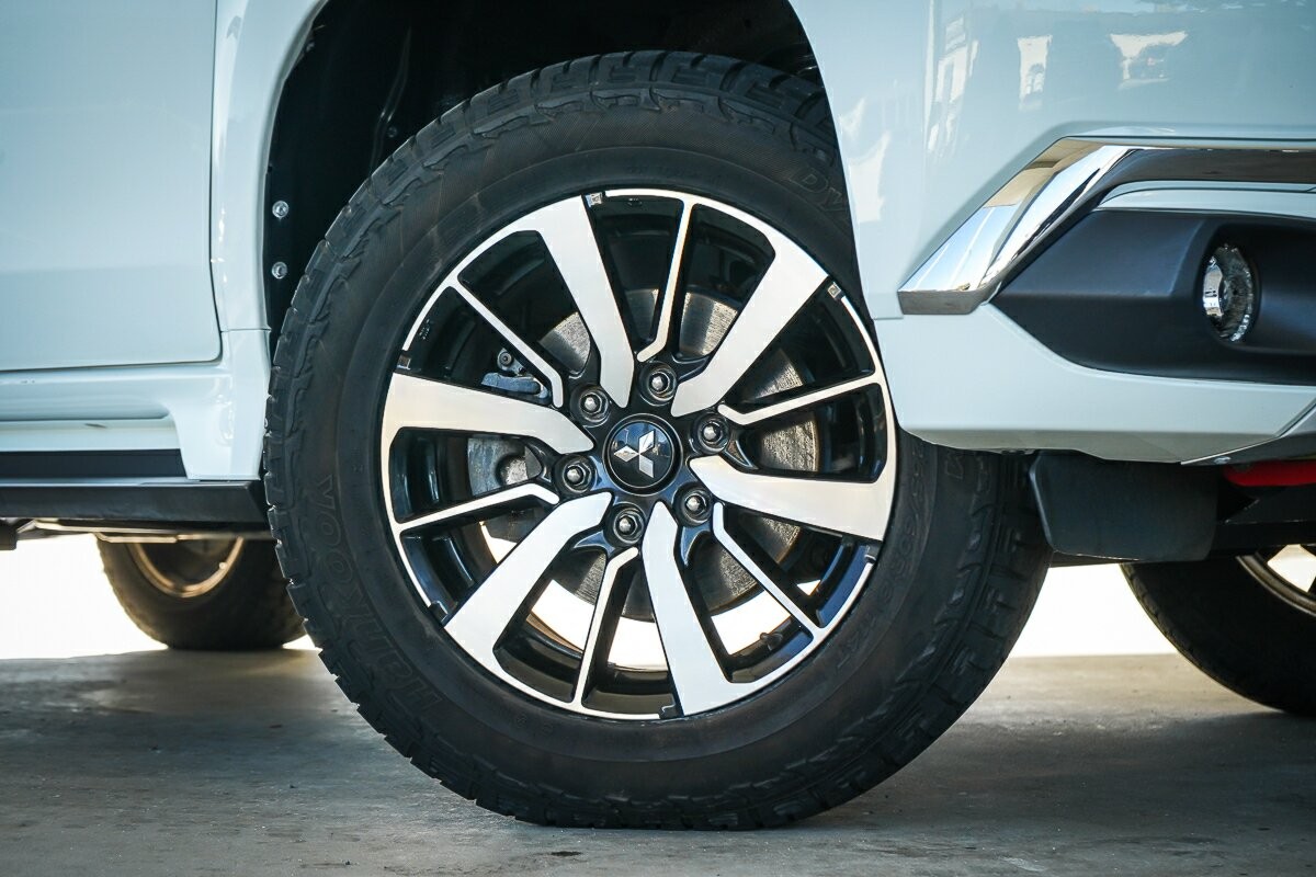 Mitsubishi Pajero Sport image 2