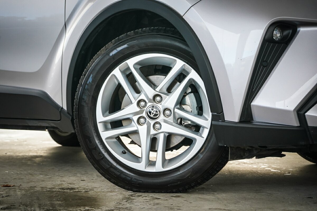 Toyota C-hr image 2