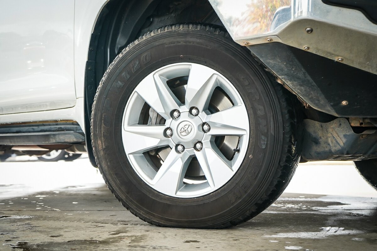 Toyota Landcruiser Prado image 2