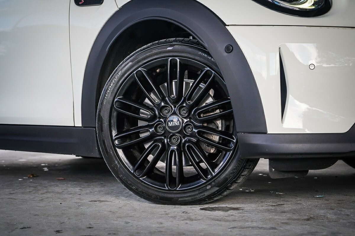 Mini Hatch image 2