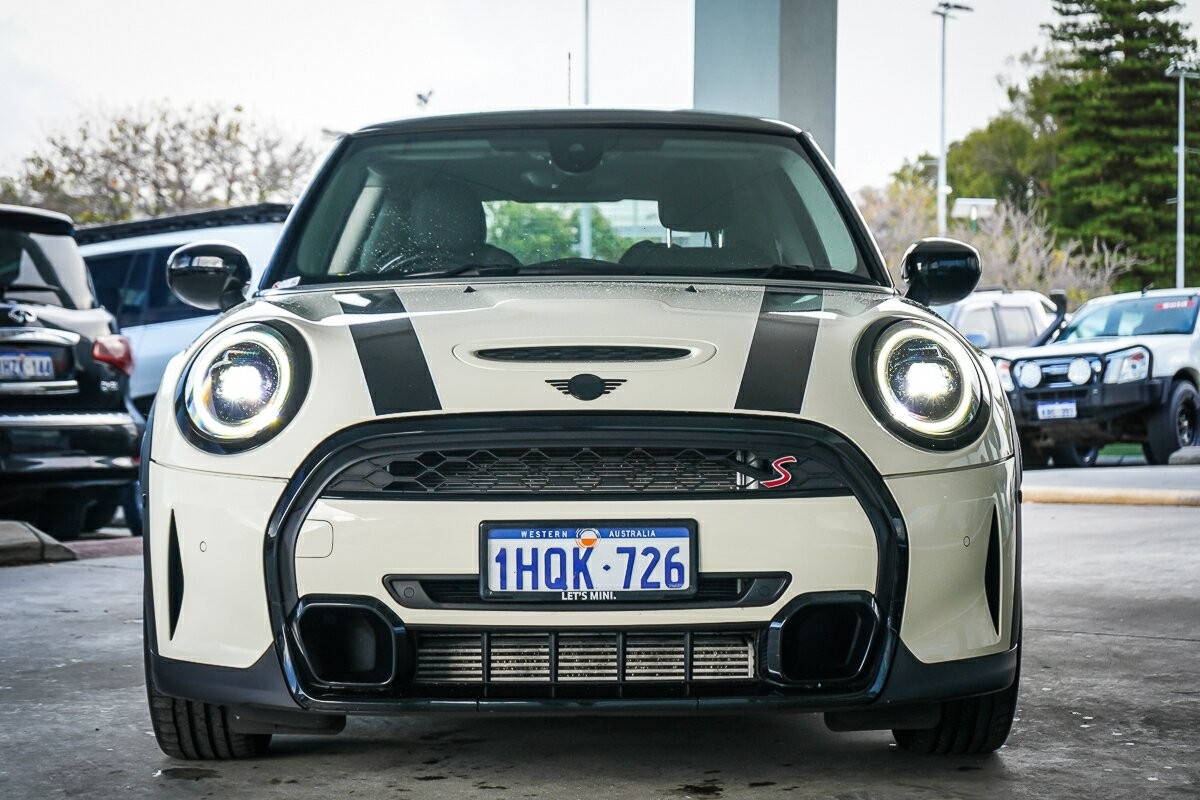 Mini Hatch image 3