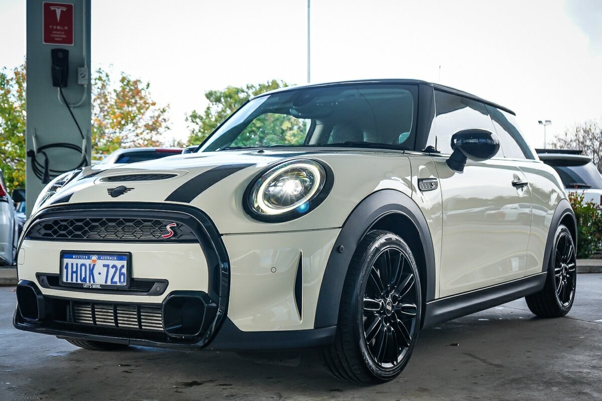 Mini Hatch image 4