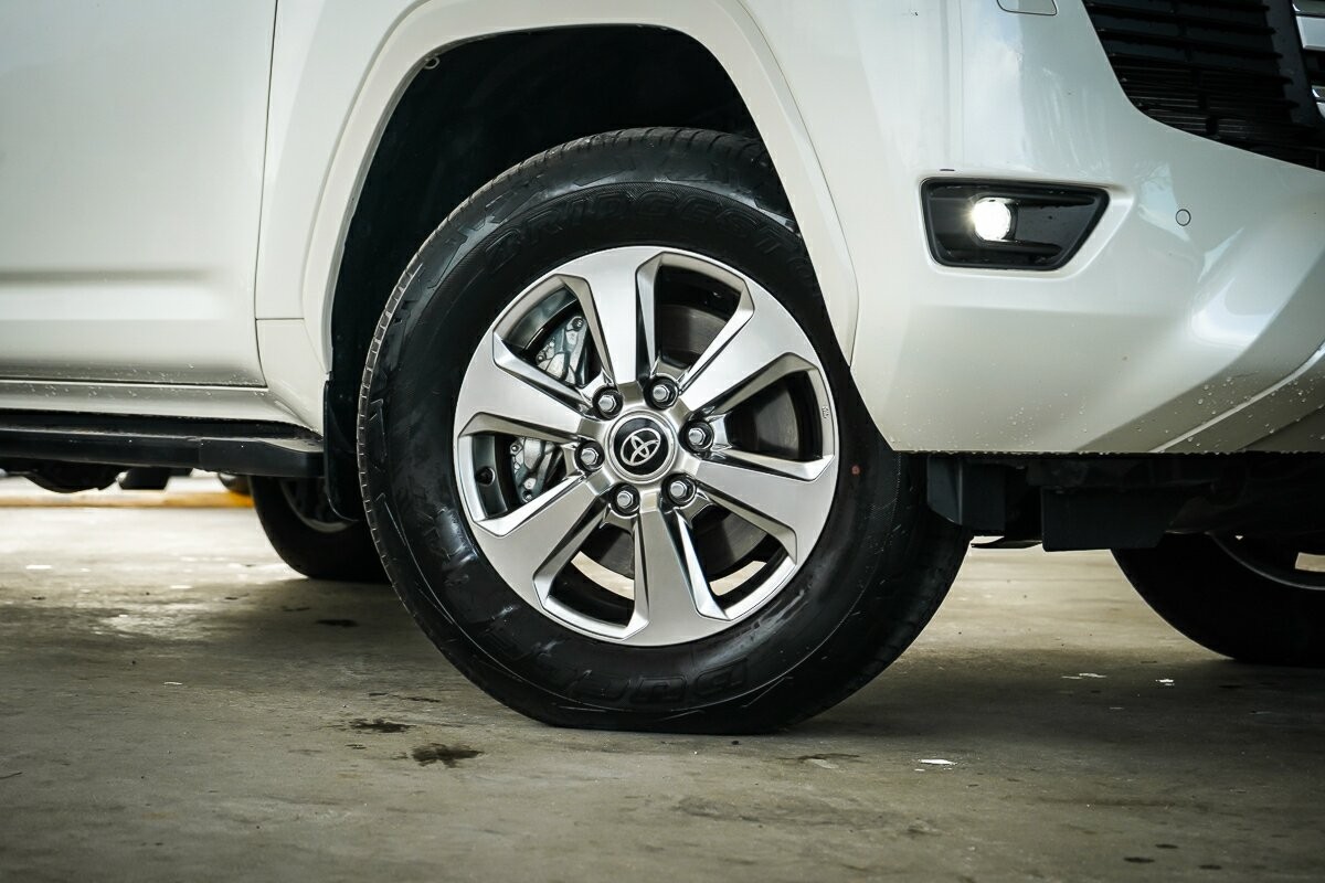Toyota Landcruiser image 2
