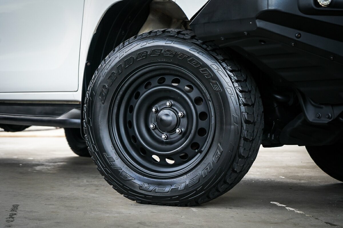 Toyota Hilux image 2
