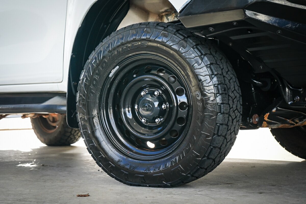 Toyota Hilux image 2