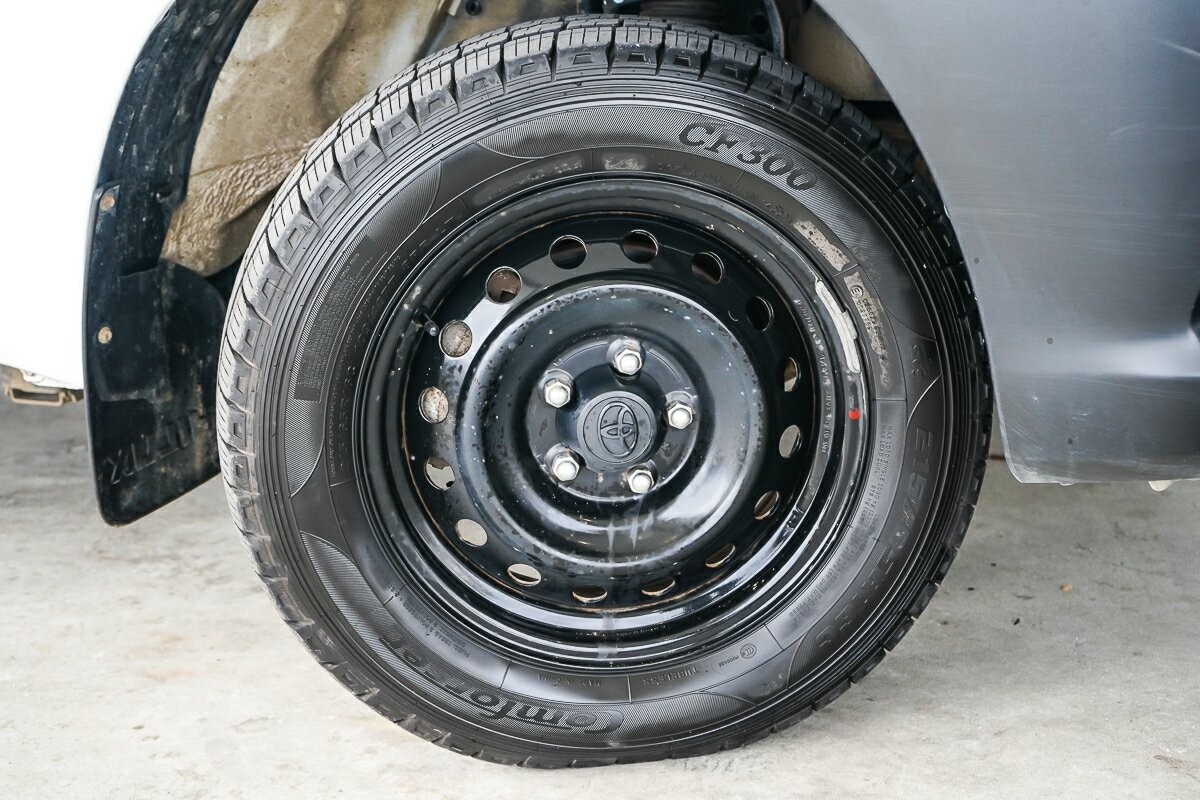 Toyota Hilux image 2