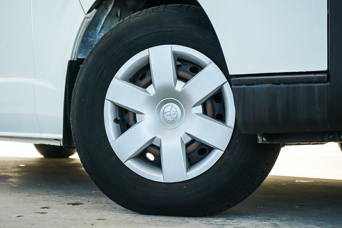 Toyota Hiace image 2