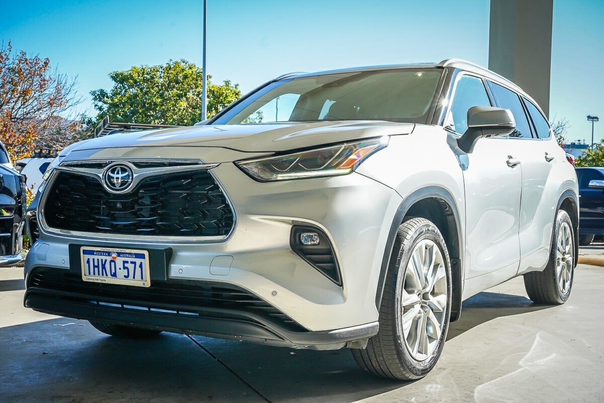 Toyota Kluger image 4