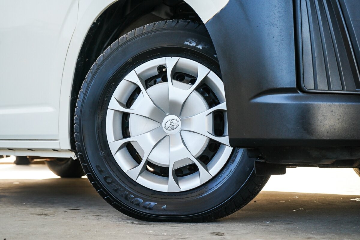Toyota Hiace image 2