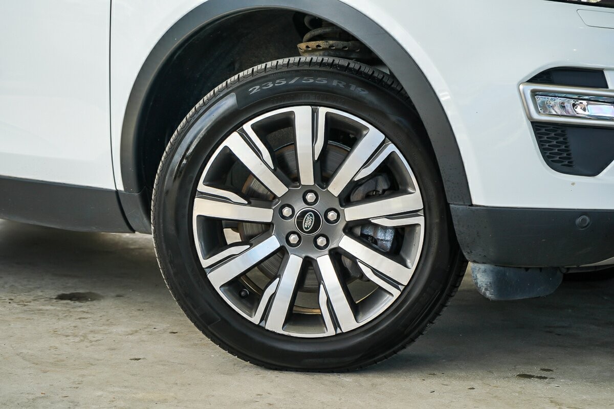 Land Rover Discovery Sport image 2