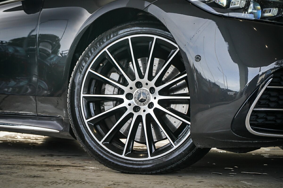 Mercedes Benz S-class image 2
