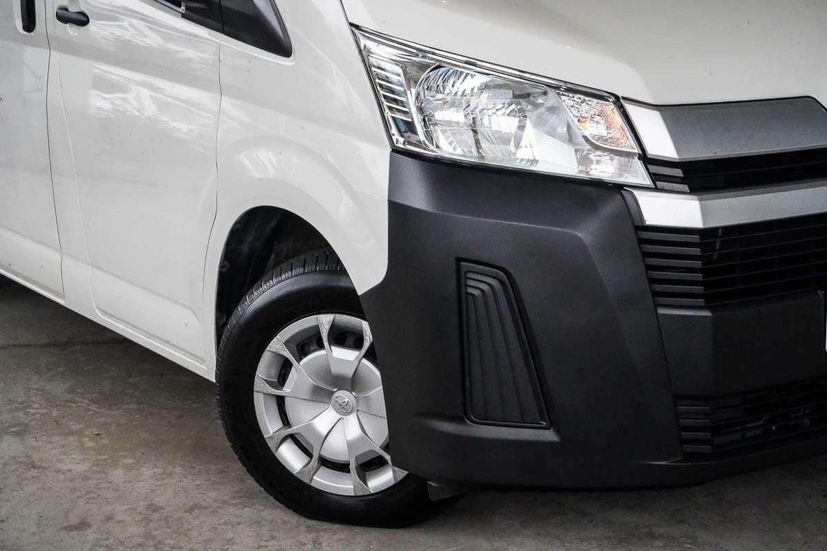 Toyota Hiace image 2