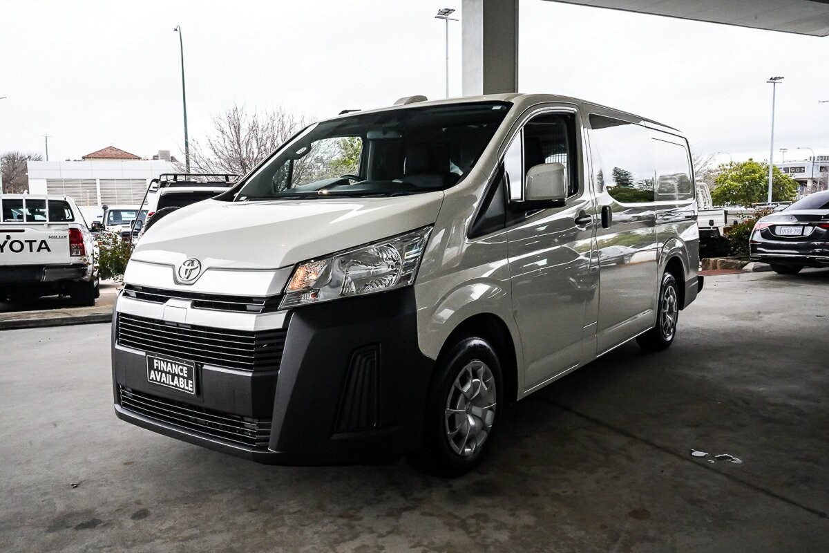 Toyota Hiace image 4