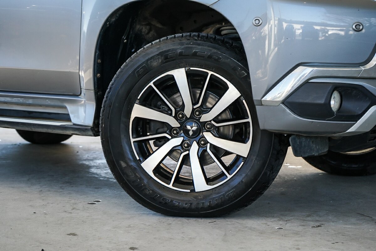 Mitsubishi Pajero Sport image 2