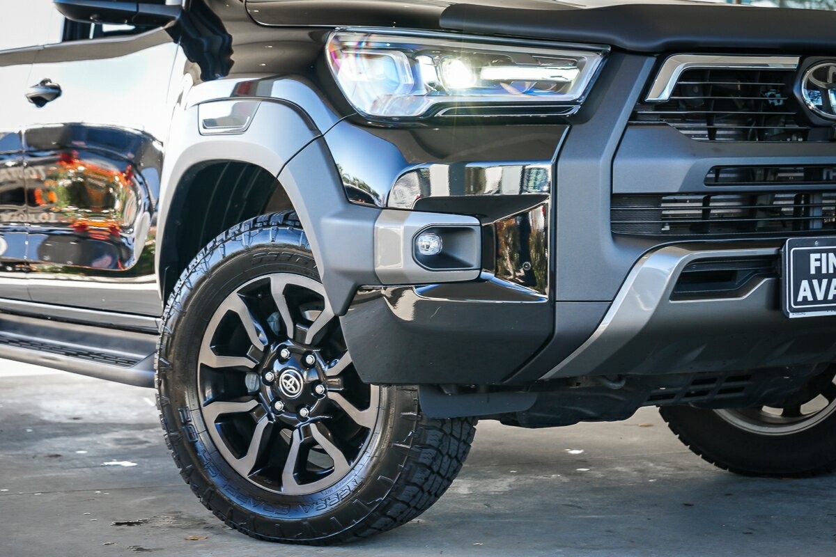 Toyota Hilux image 2