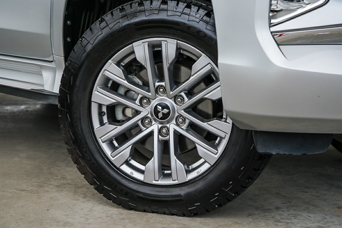 Mitsubishi Pajero Sport image 2