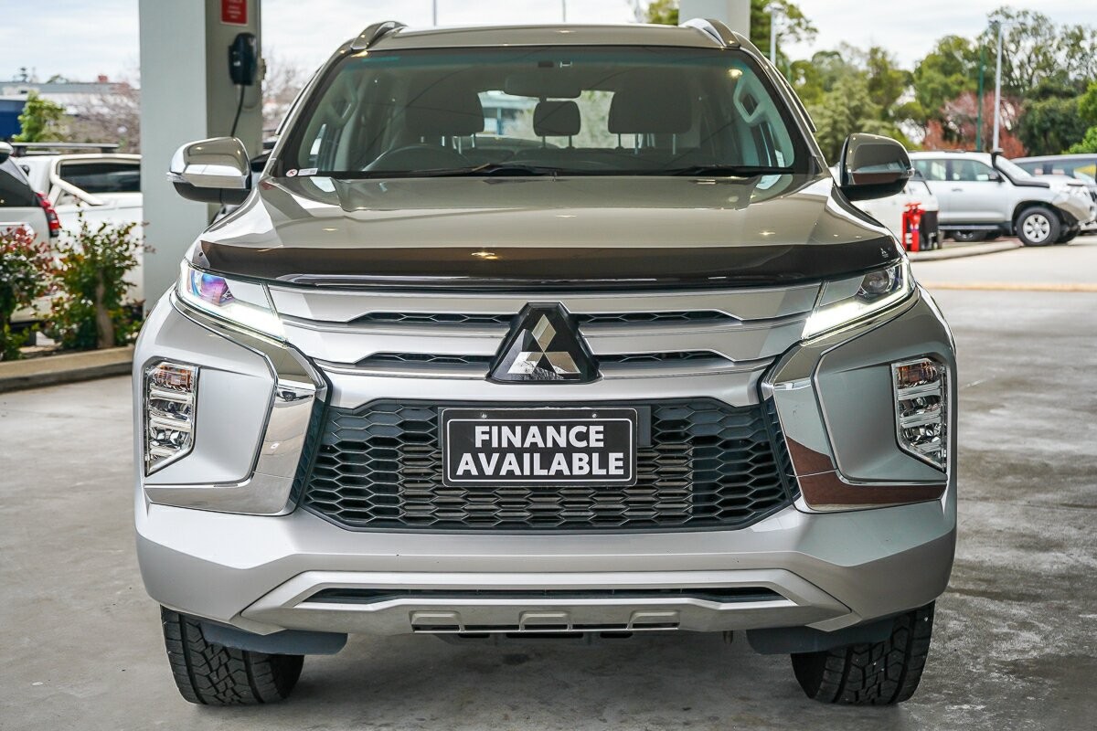 Mitsubishi Pajero Sport image 3