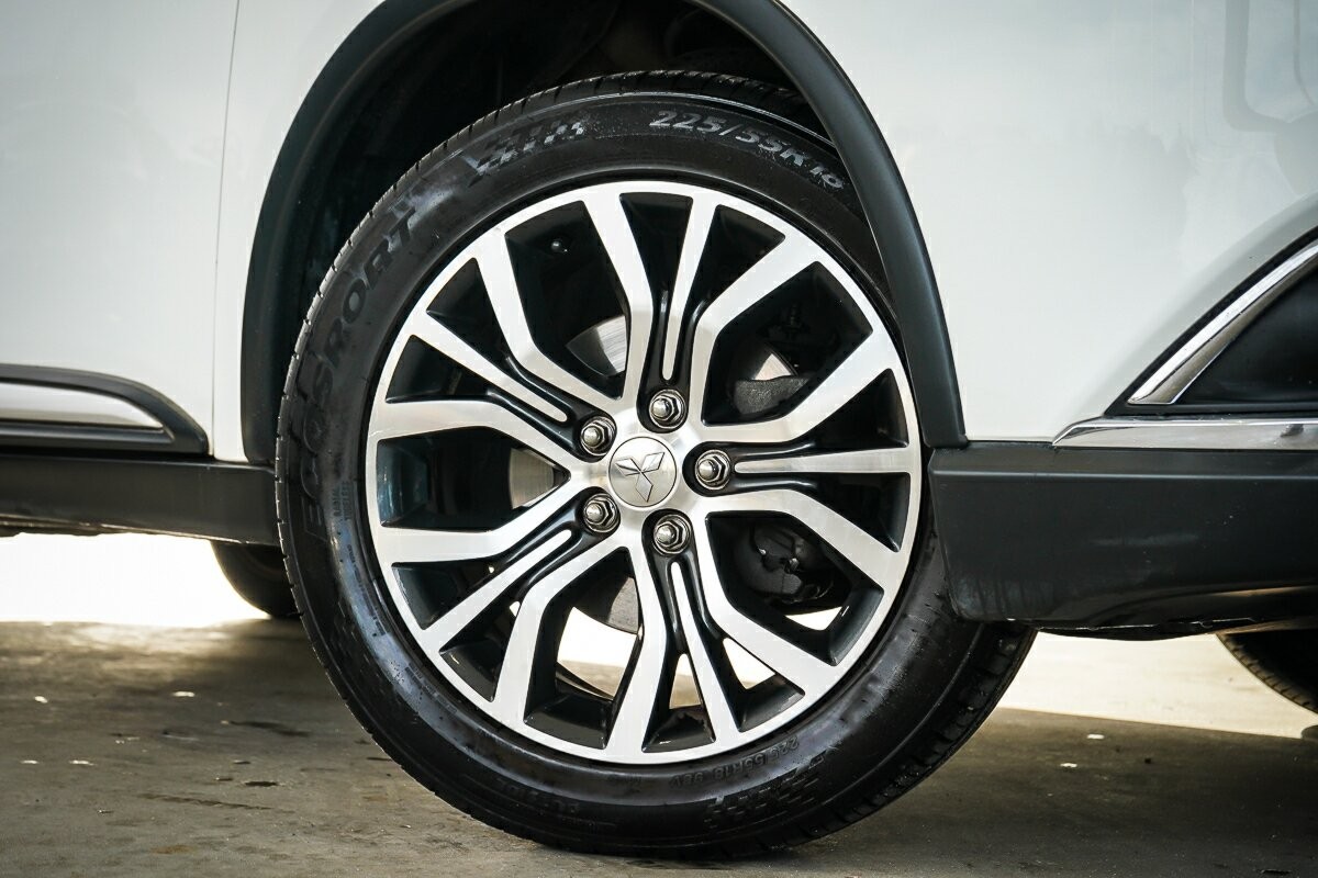 Mitsubishi Outlander image 2