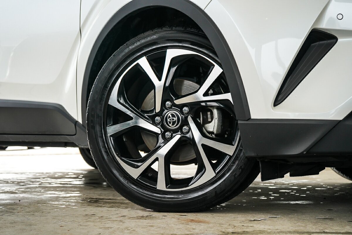 Toyota C-hr image 2