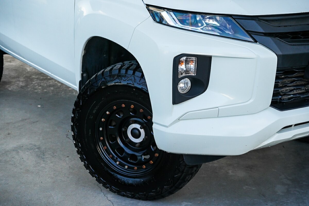 Mitsubishi Triton image 2