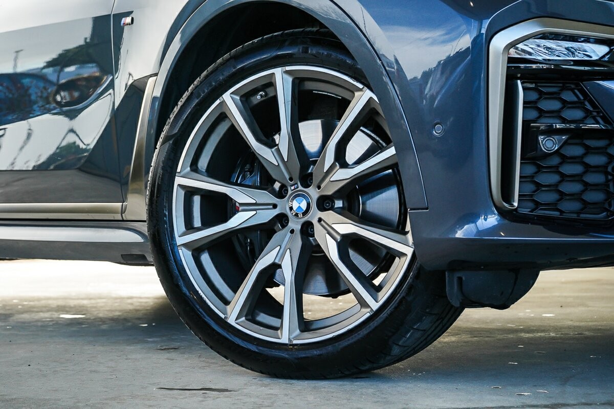 BMW X7 image 2