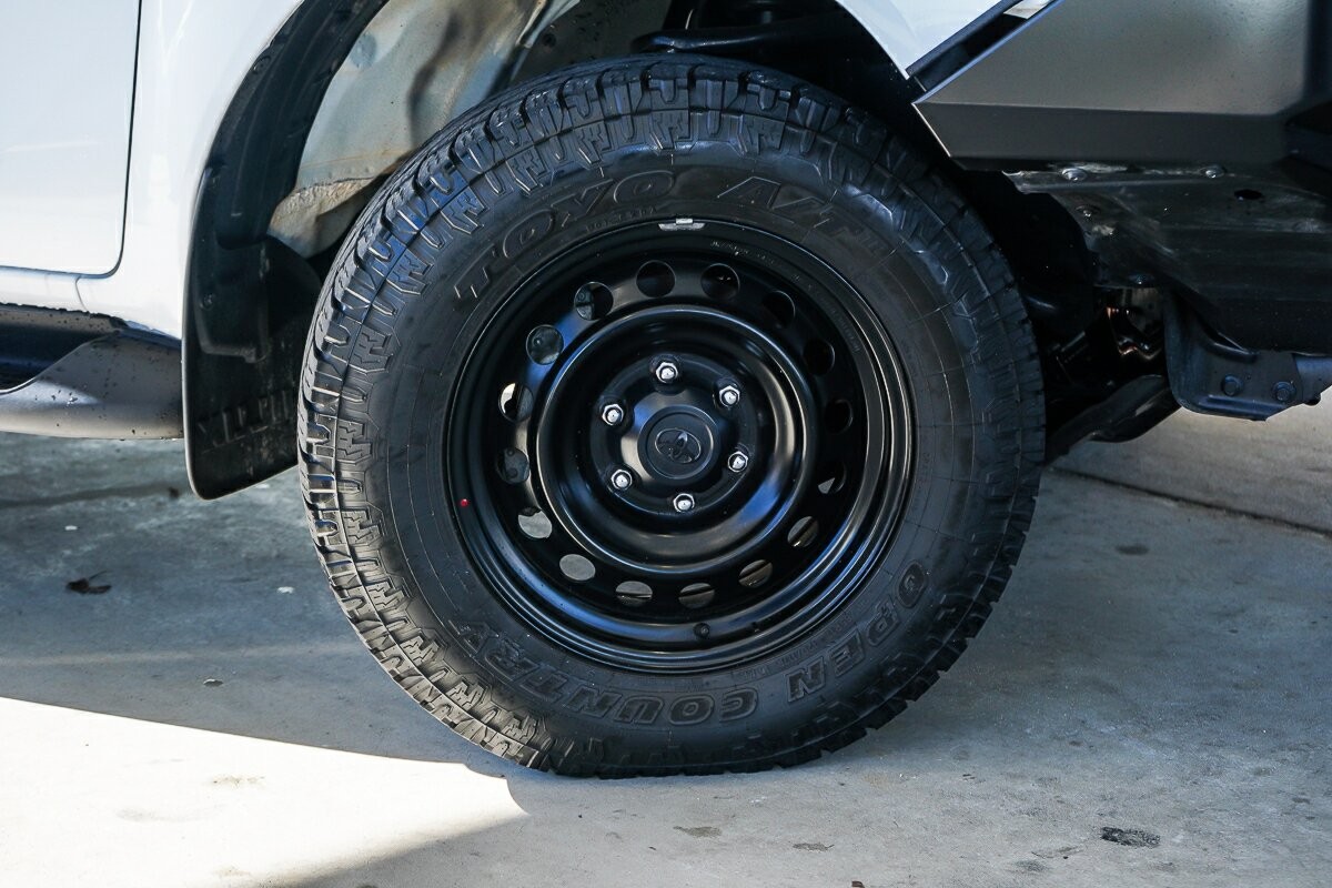Toyota Hilux image 2