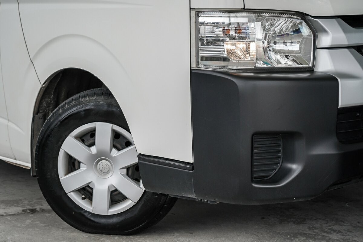 Toyota Hiace image 2