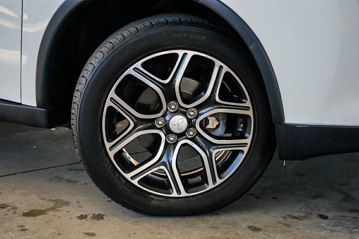 Mitsubishi Outlander image 2