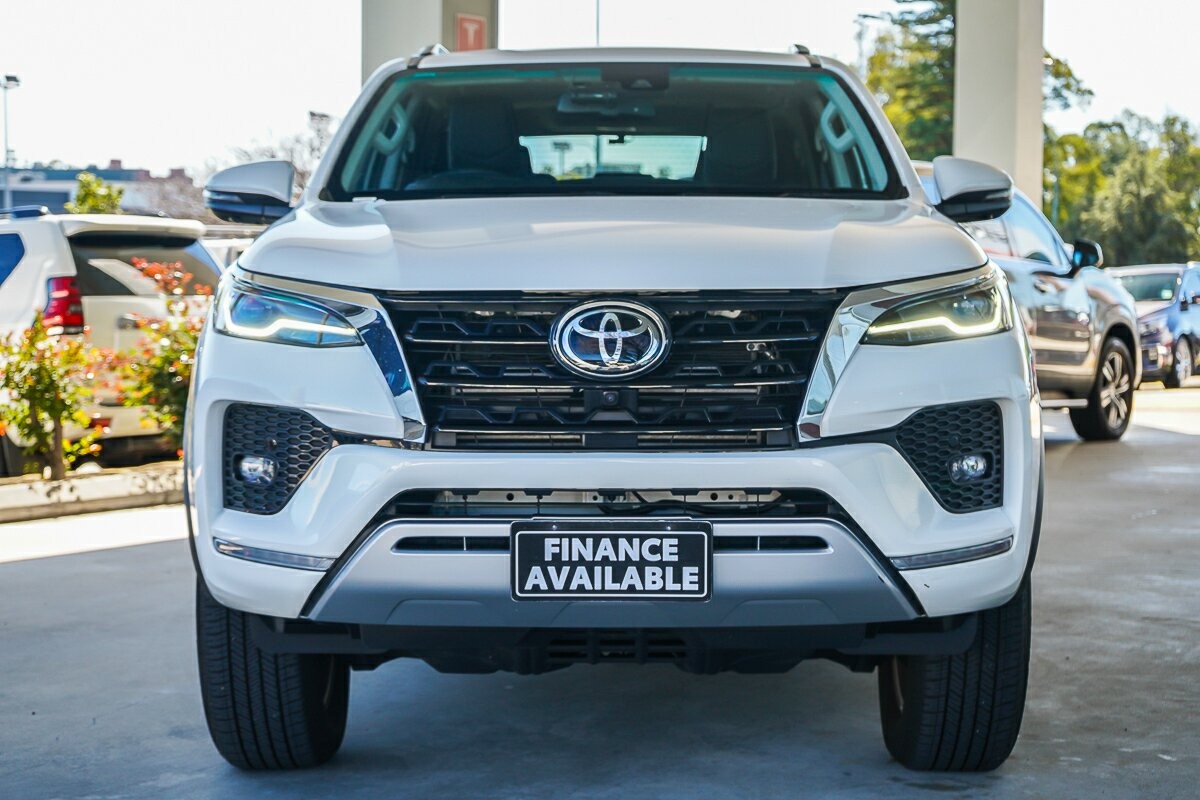 Toyota Fortuner image 3