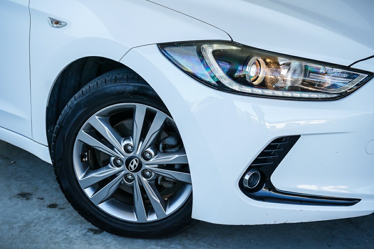 Hyundai Elantra image 2