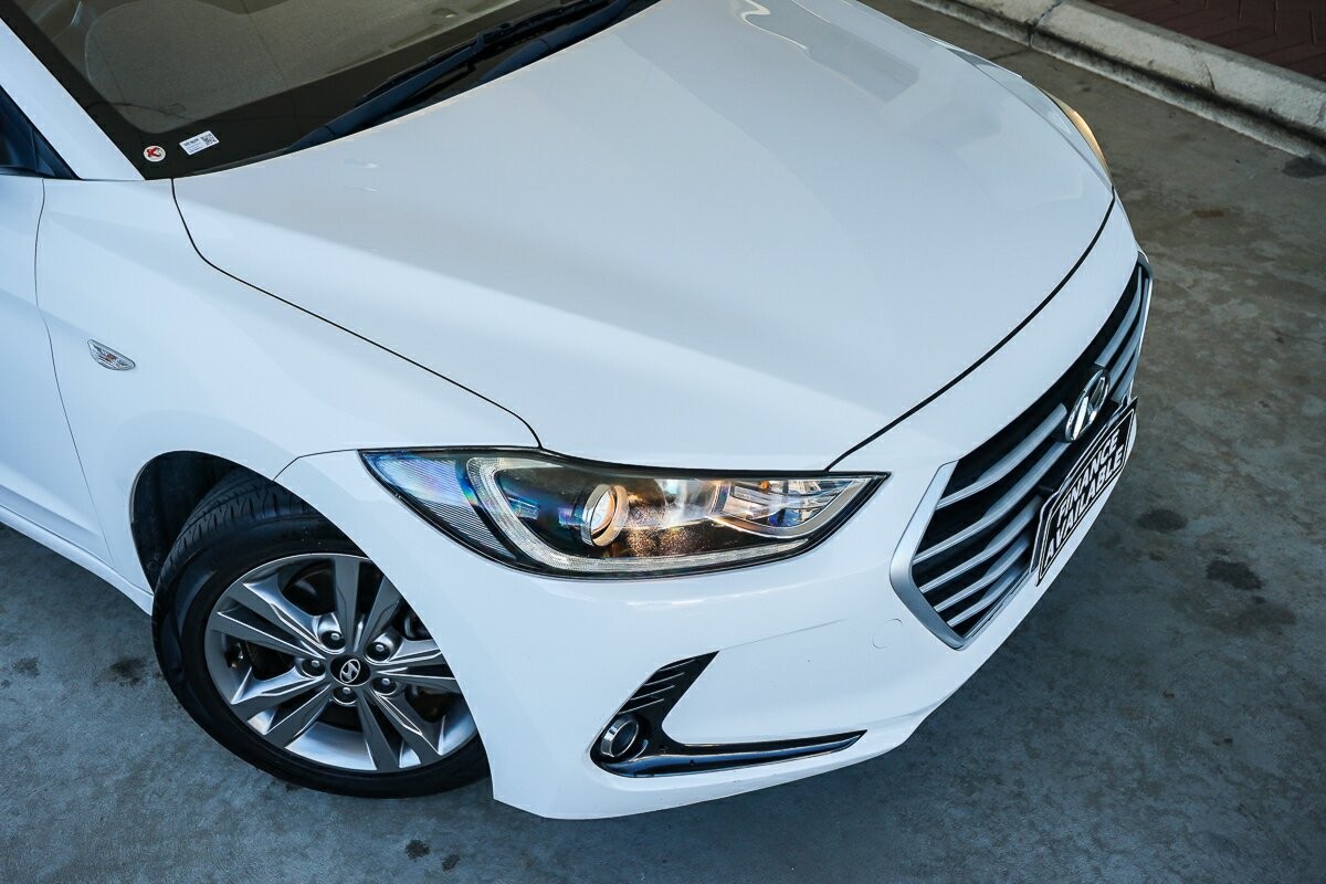Hyundai Elantra image 3